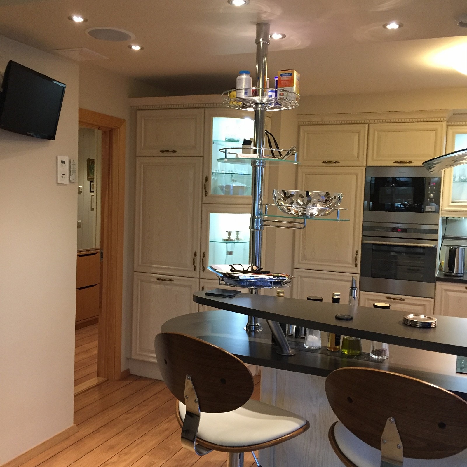 Kjøkken med Vegg hengt tv Galleribilde