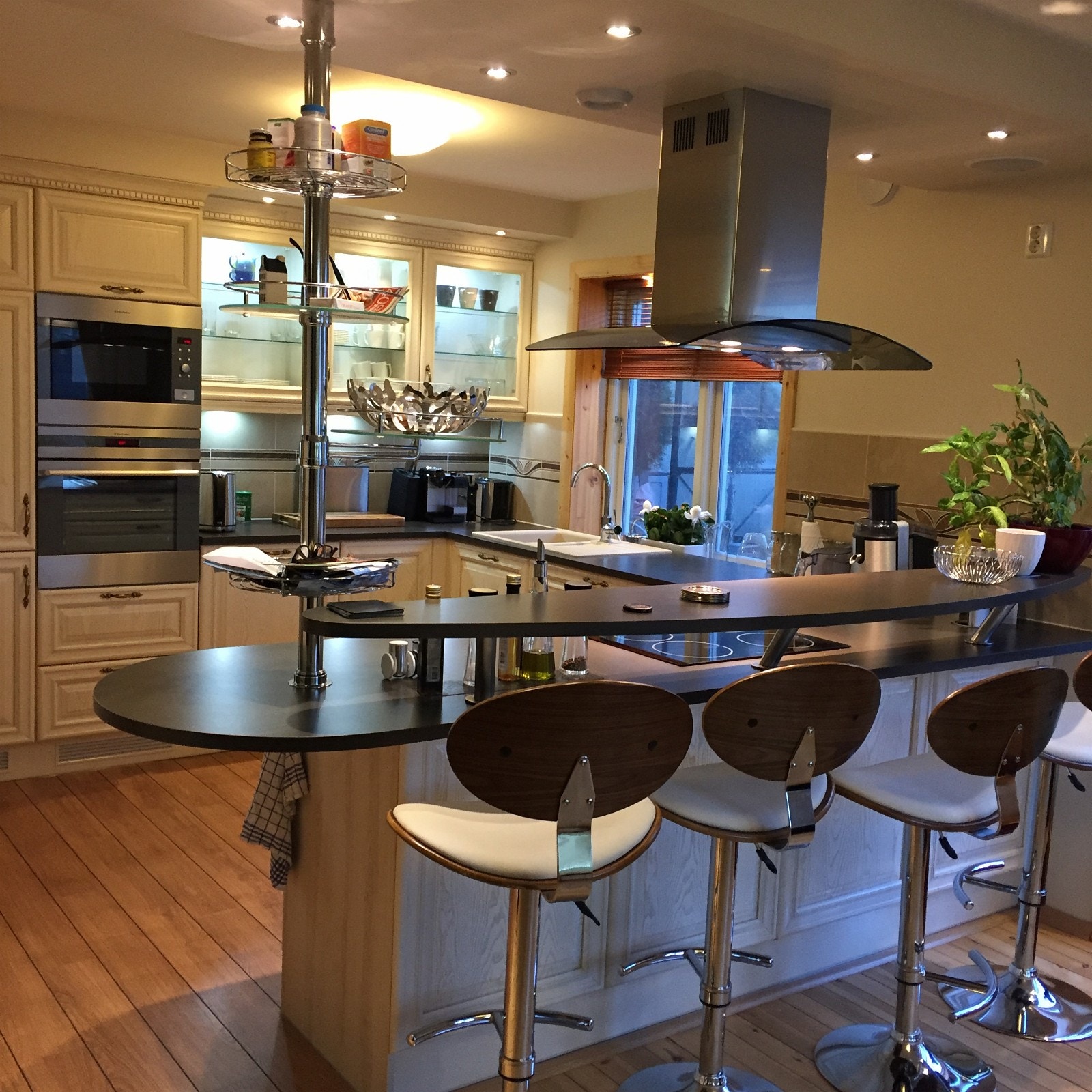 Lekkert kjøkken med integrerte hvitevarer Galleribilde