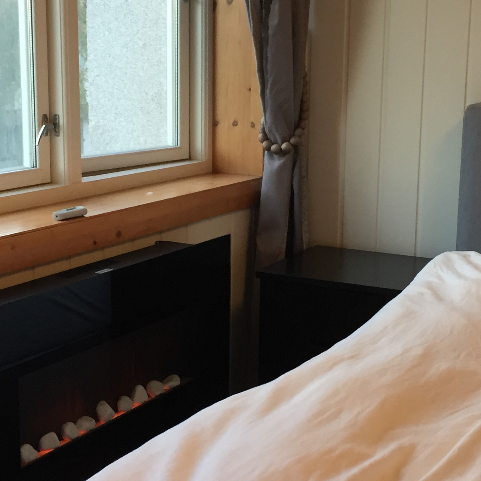 Soverom med elektrisk peis Galleribilde