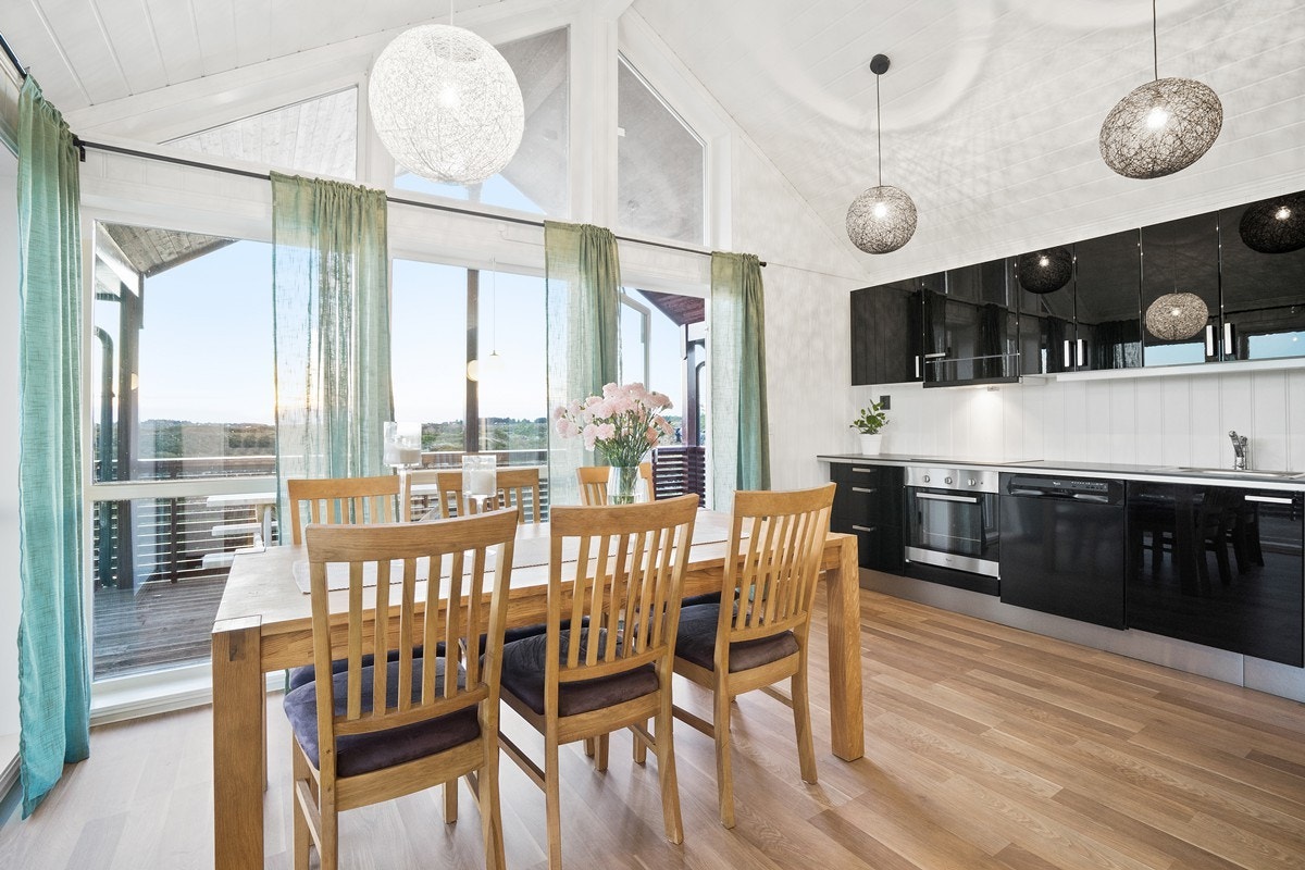 Mye lysinnslipp og flott utsikt gjennom de store vinduene! Galleribilde