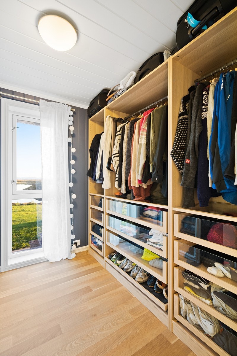 Walk-in closet på det ene soverommet Galleribilde