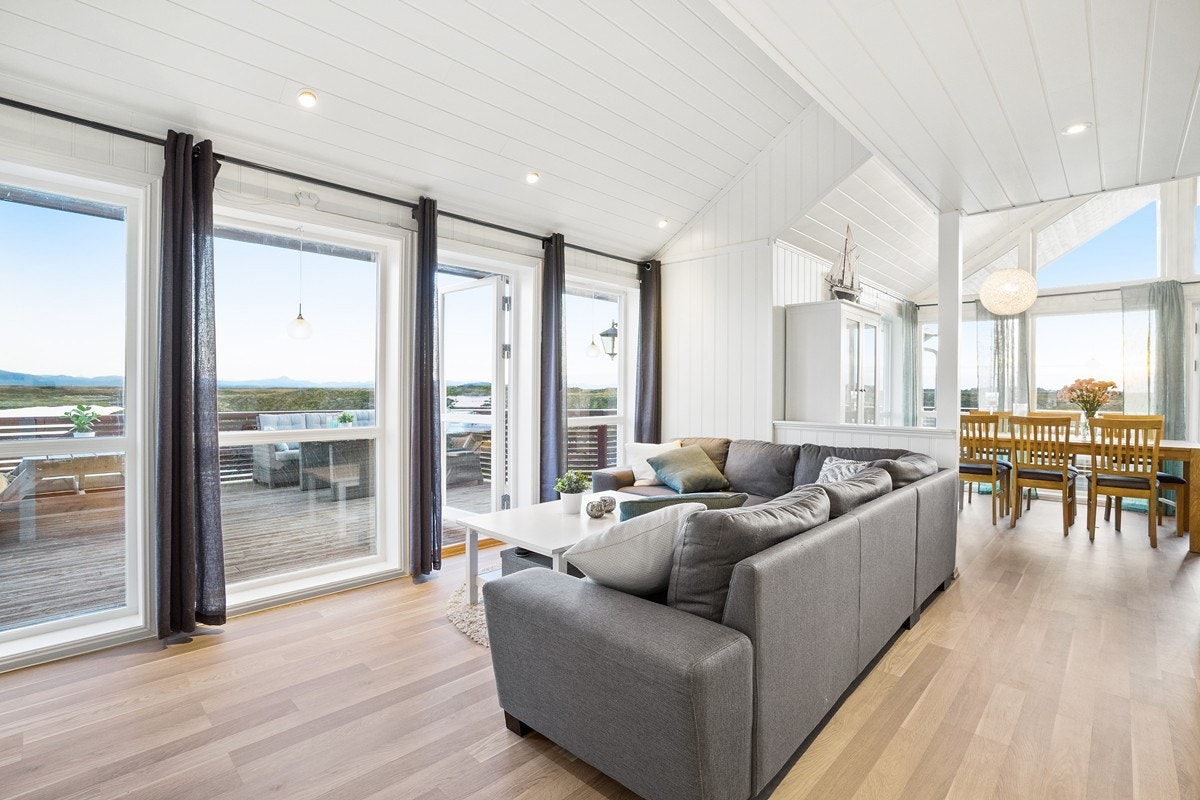 Åpen løsning mellom stue, spisestue og kjøkken Galleribilde