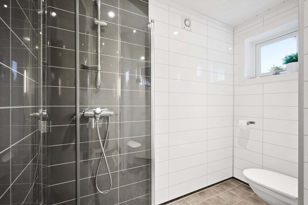 Pent bad med vegghengt toalett og stor dusj Galleribilde