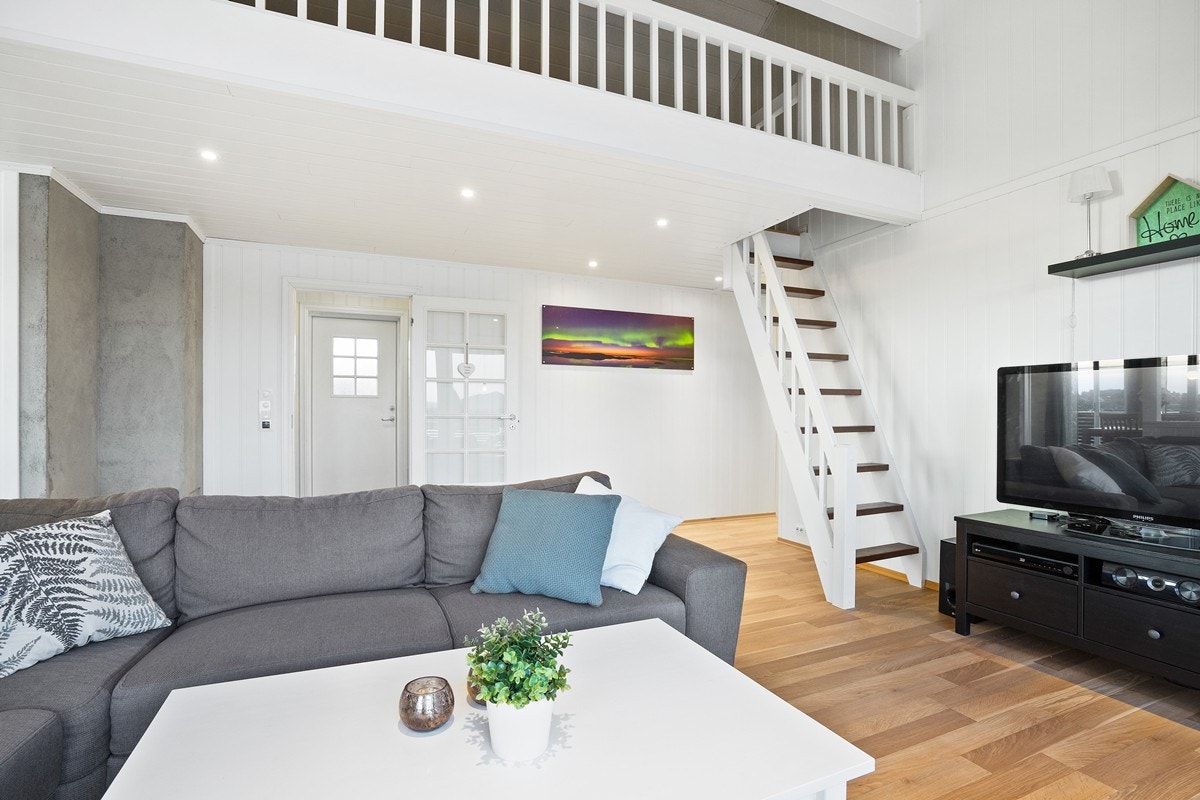 Stue med trapp opp til hems Galleribilde