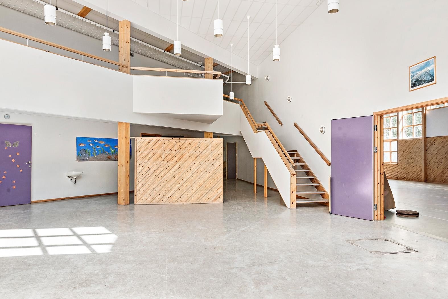 Velkommen inn til stor og åpen hall. Galleribilde