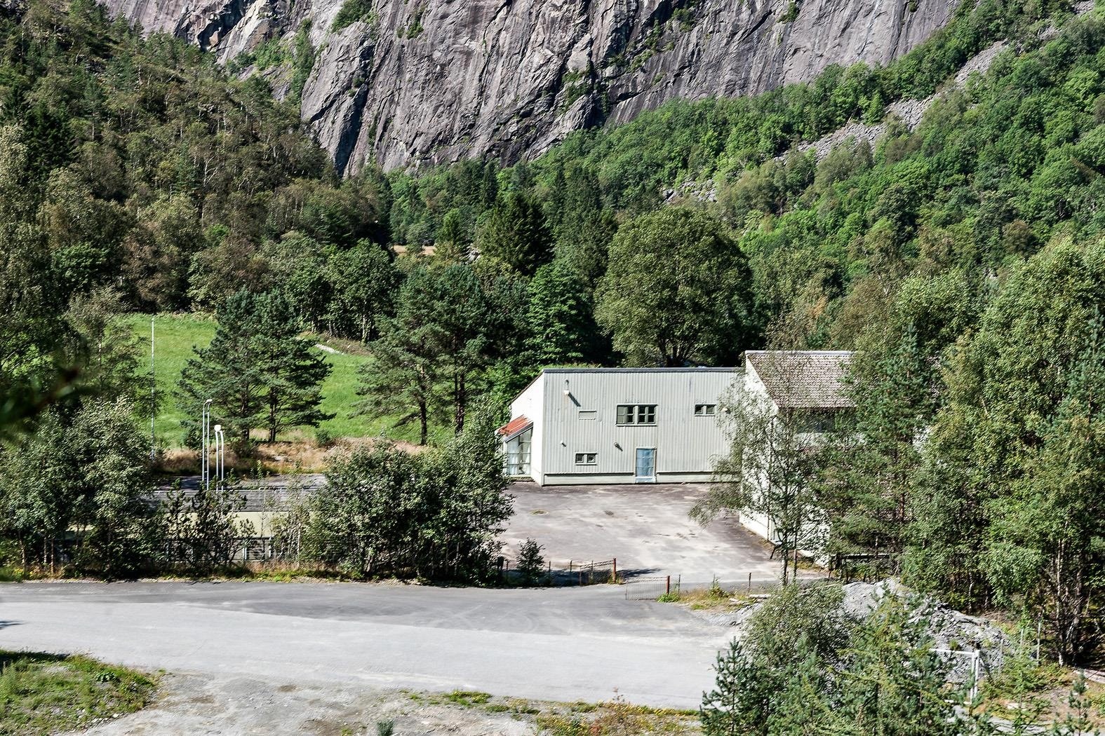 Eiendommen ligger i et område med spredt boligbebyggelse i indre deler av Etne kommune.
Beliggende i rolig strøk, med natur med fjord og fjell. Galleribilde