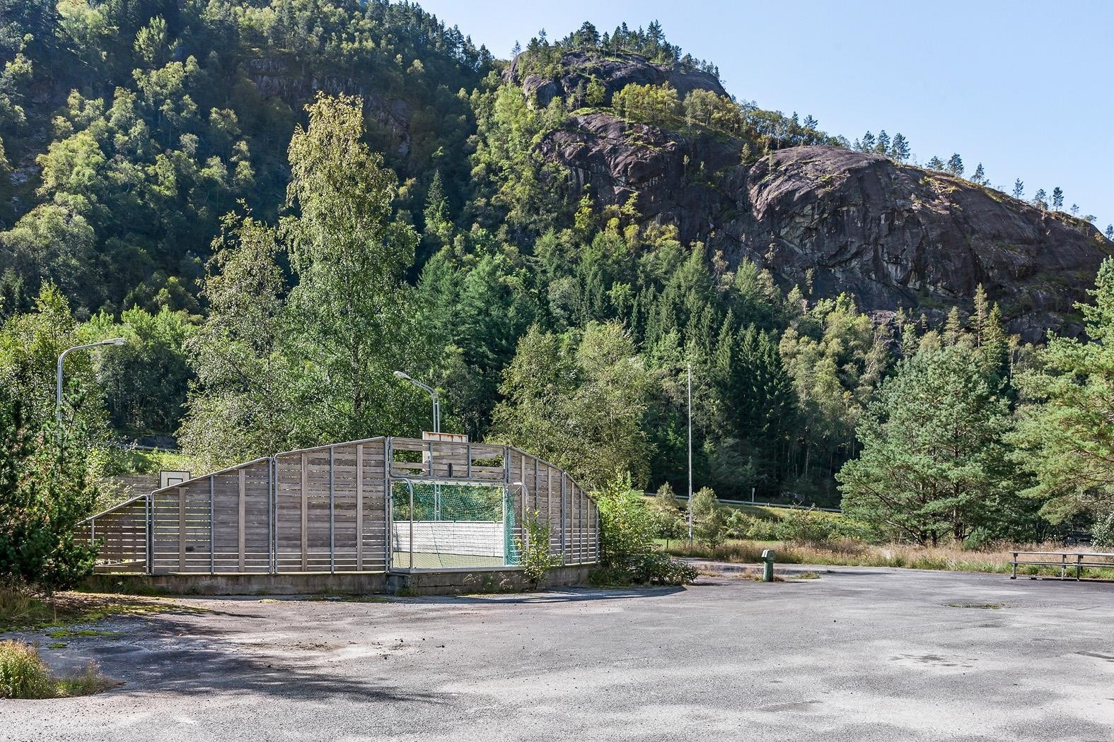 Ballbingen fra 2004 har blitt finansiert med spillemidler og den er dermed båndlagt frem til 2024, banen er i dårlig stand med ujevnheter i banedekket. Galleribilde