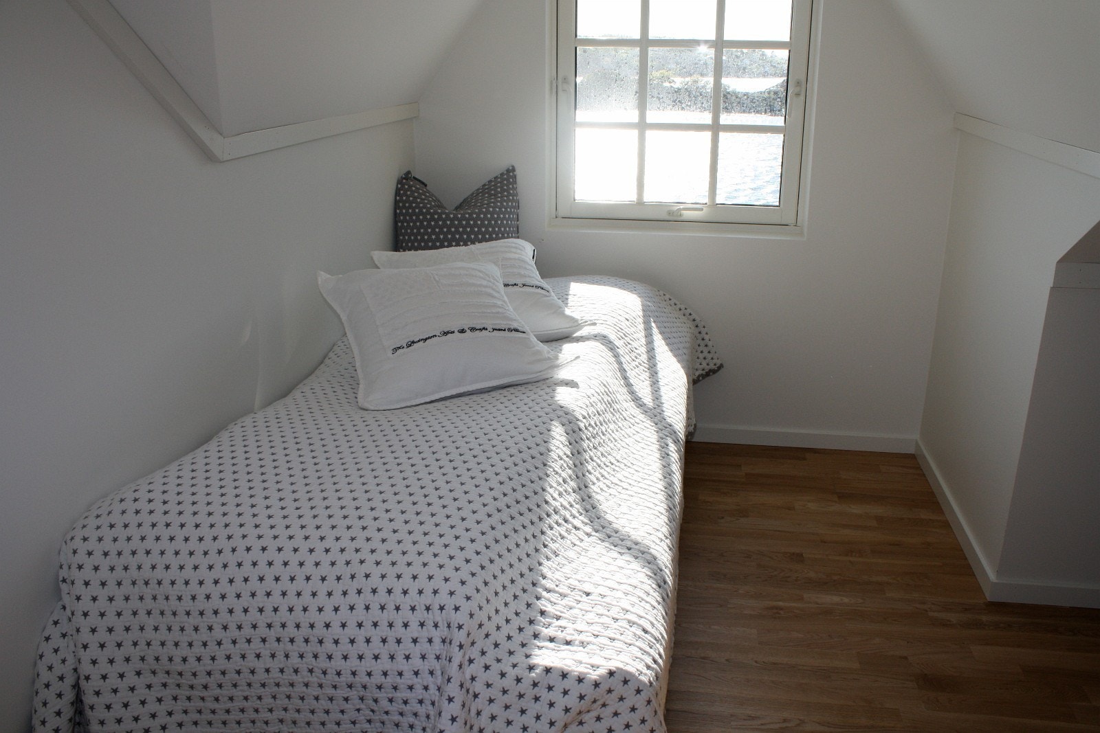 Soverom 2. Ekstraseng.
3 sengeplasser.
Dobbeltseng + enkeltseng Galleribilde