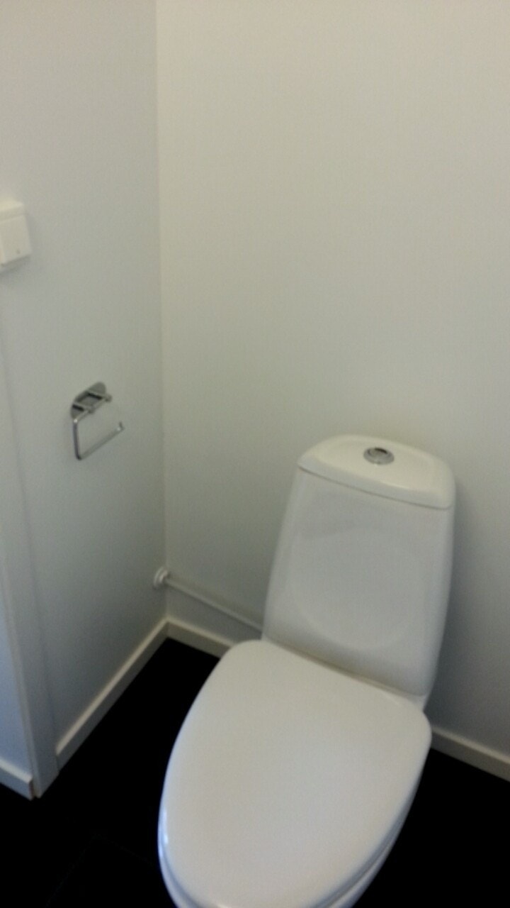 Adskilt toalett fra bad. Galleribilde