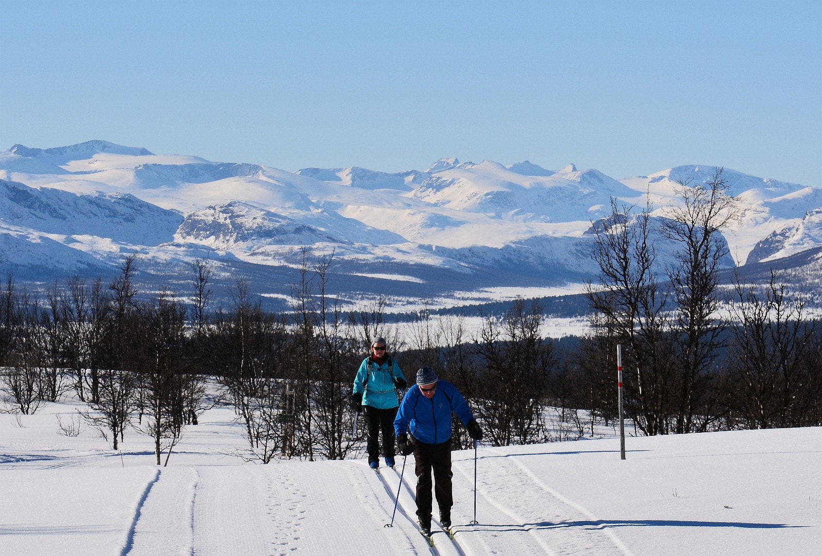 Gå rett fra Heimstulen opp til synet av Jotunheimen. Skiløypene ligger 1000 moh. F.v. Surtningssui, Memurutindene, Styggehøbretind, Veotindene og Leirhø. Foto: Anne Mari Lo Galleribilde