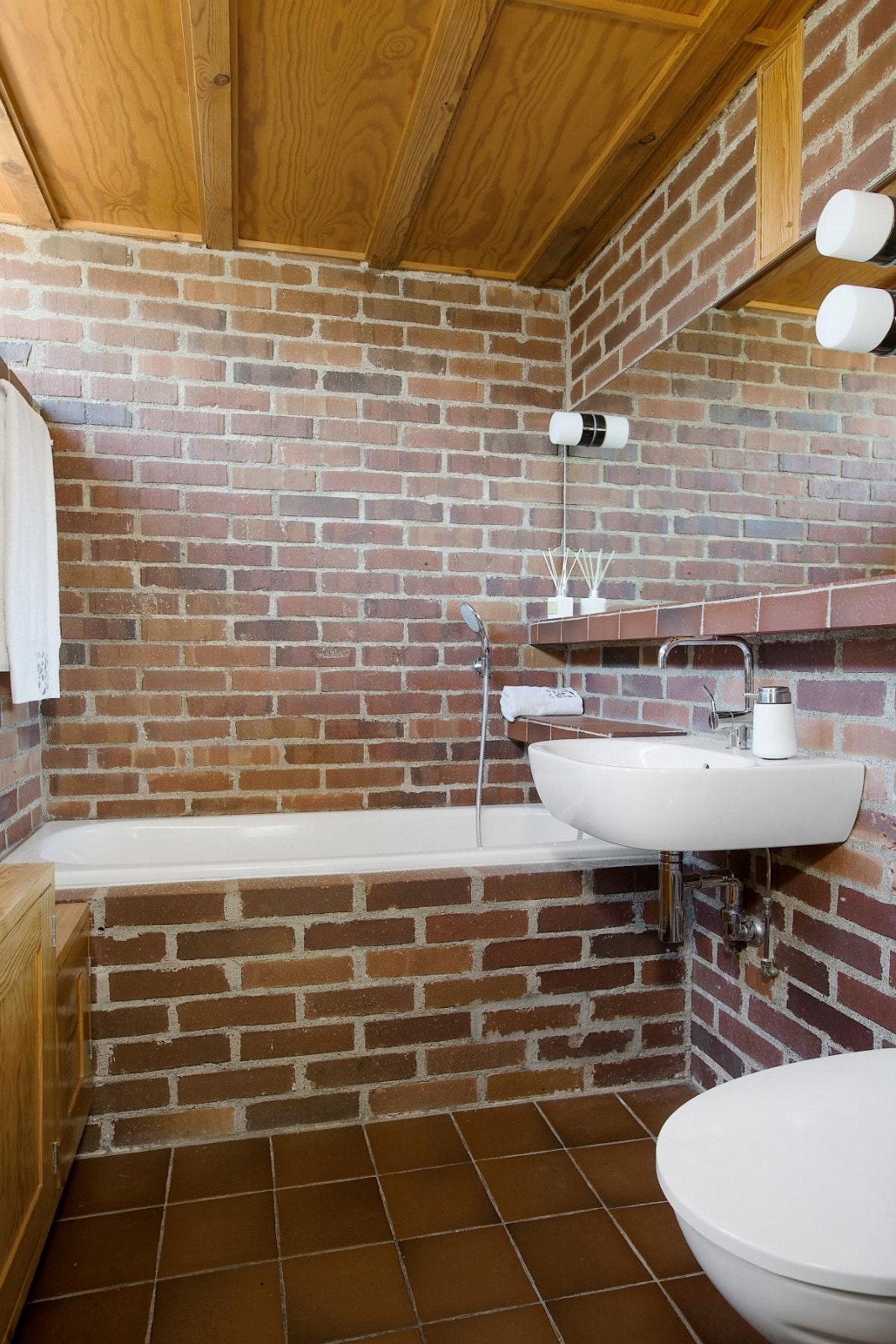 Bad 1 i 2. etg. med innmurt badekar Galleribilde