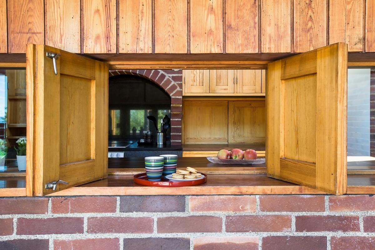 Luke fra uteplassen og inn til kjøkkenet Galleribilde