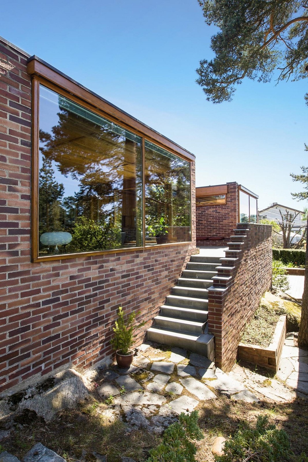 Det går trapp fra hagen og opp til terrassen i 2. etg. Galleribilde
