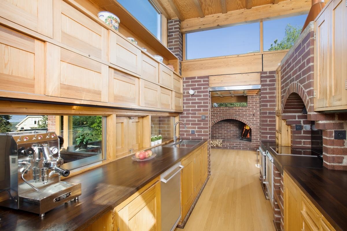 Kjøkkenet ligger midt i boligen, her sett mot stuen Galleribilde