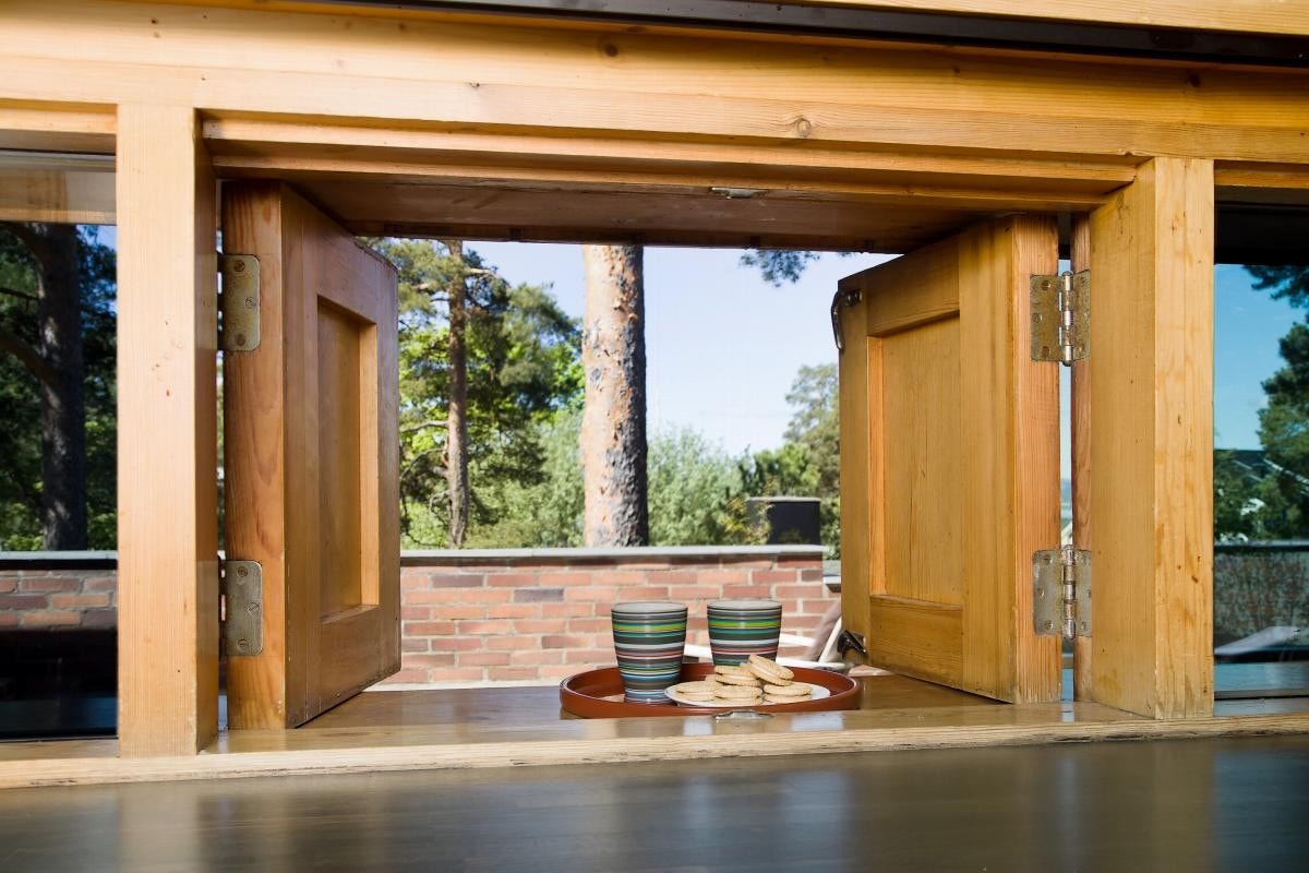 Luke i veggen fra kjøkkenbenken og ut til uteplass Galleribilde