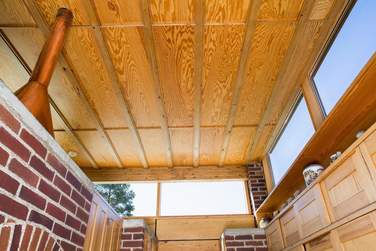 Taket og vindusføringen er gjennomført i boligen Galleribilde