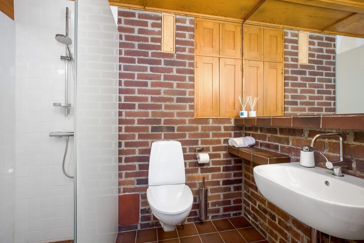 Bad 2 i 2. etg. med dusj i hjørne Galleribilde