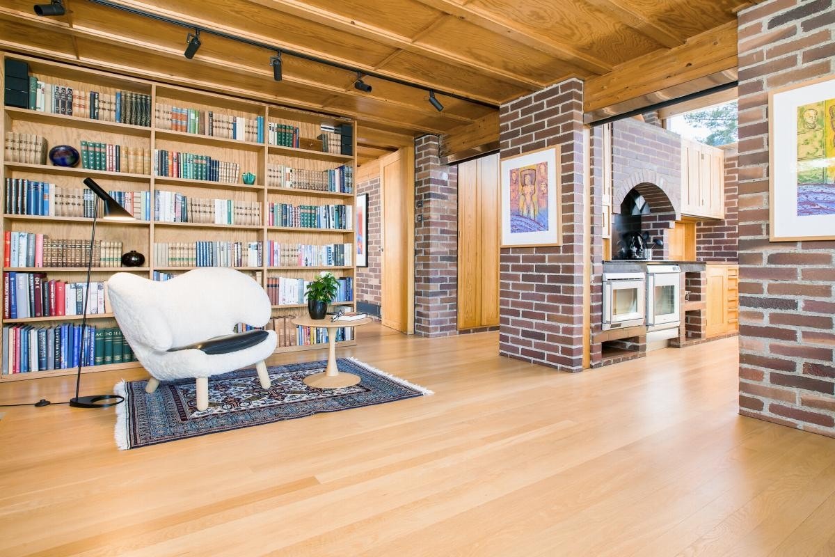 Del av stuen foran peisen og inngang til kjøkkenet Galleribilde