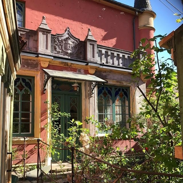 Gatebilde av huset vis a vis kontoret på andre siden av gaten Galleribilde