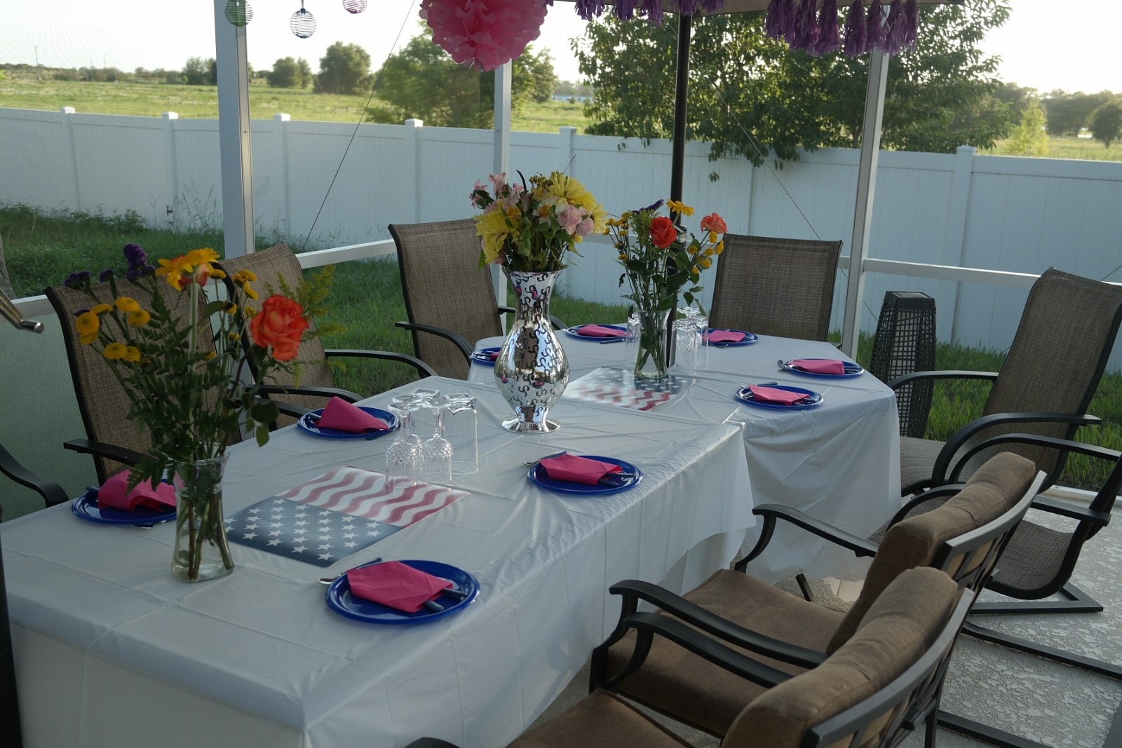 Nyt et godt måltid ved bassenget Galleribilde