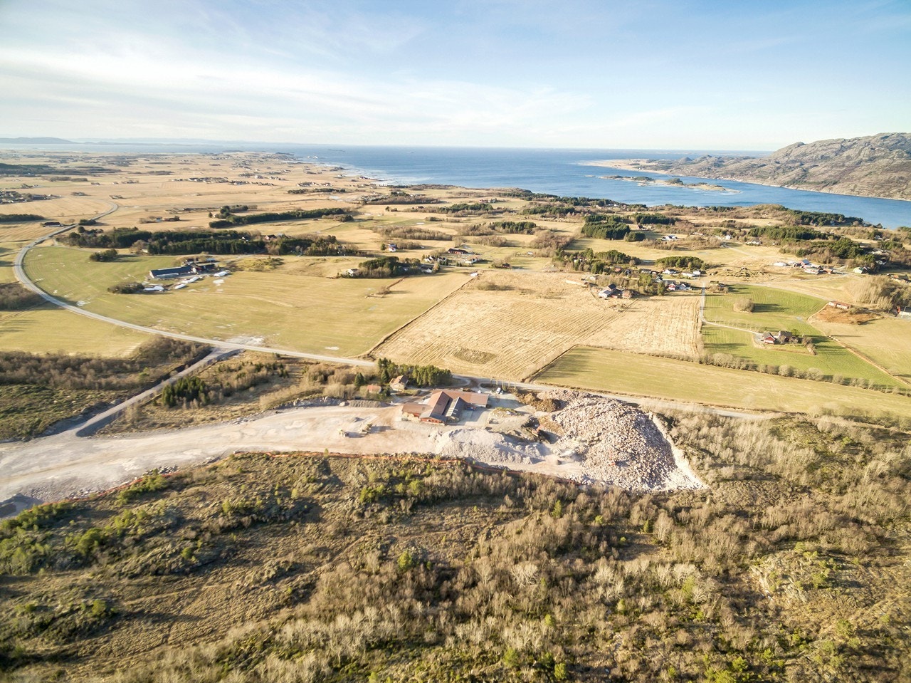 Innenfor området tillates lettere industri, produksjon, håndverk, verksted, lager, kontor, entreprenør og transportvirksomhet. Galleribilde