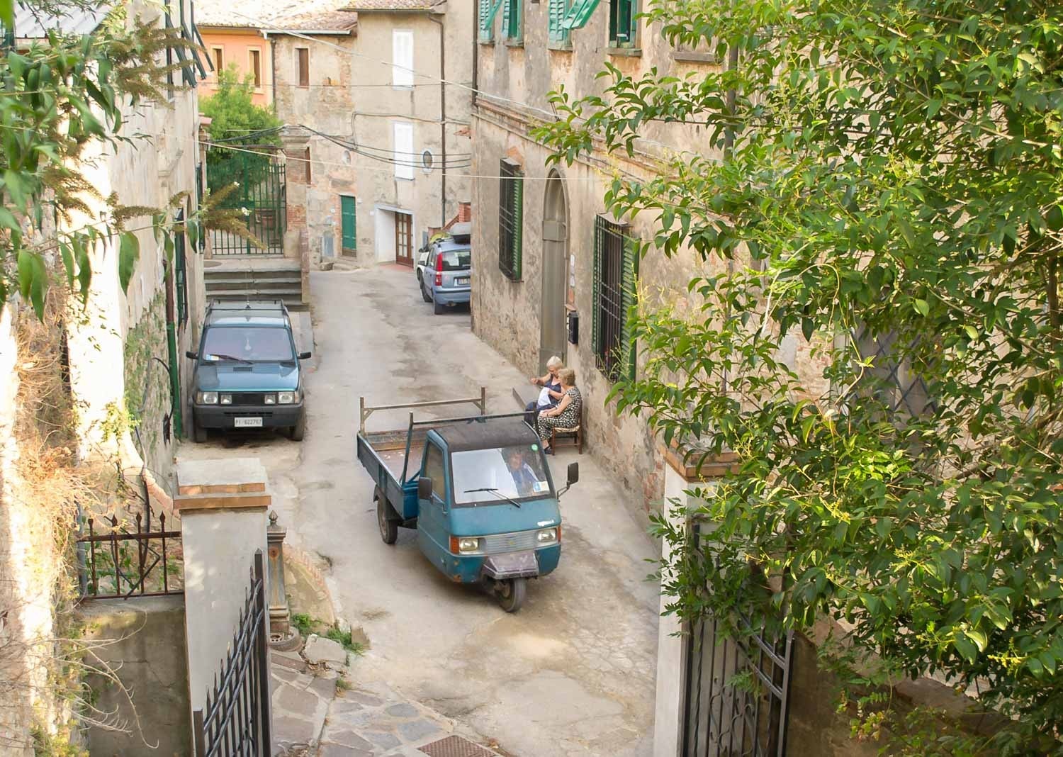 hovedgaten i landsbyen, sett fra hovedinngangen Galleribilde