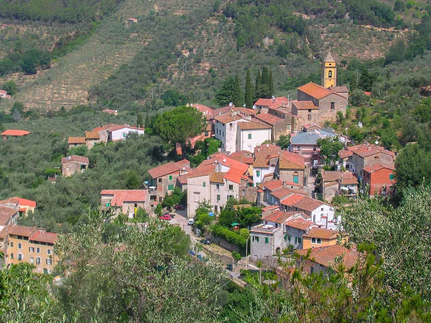 Landsbyen vår. Villa72 er det rosa huset på hitsiden av kirken Galleribilde