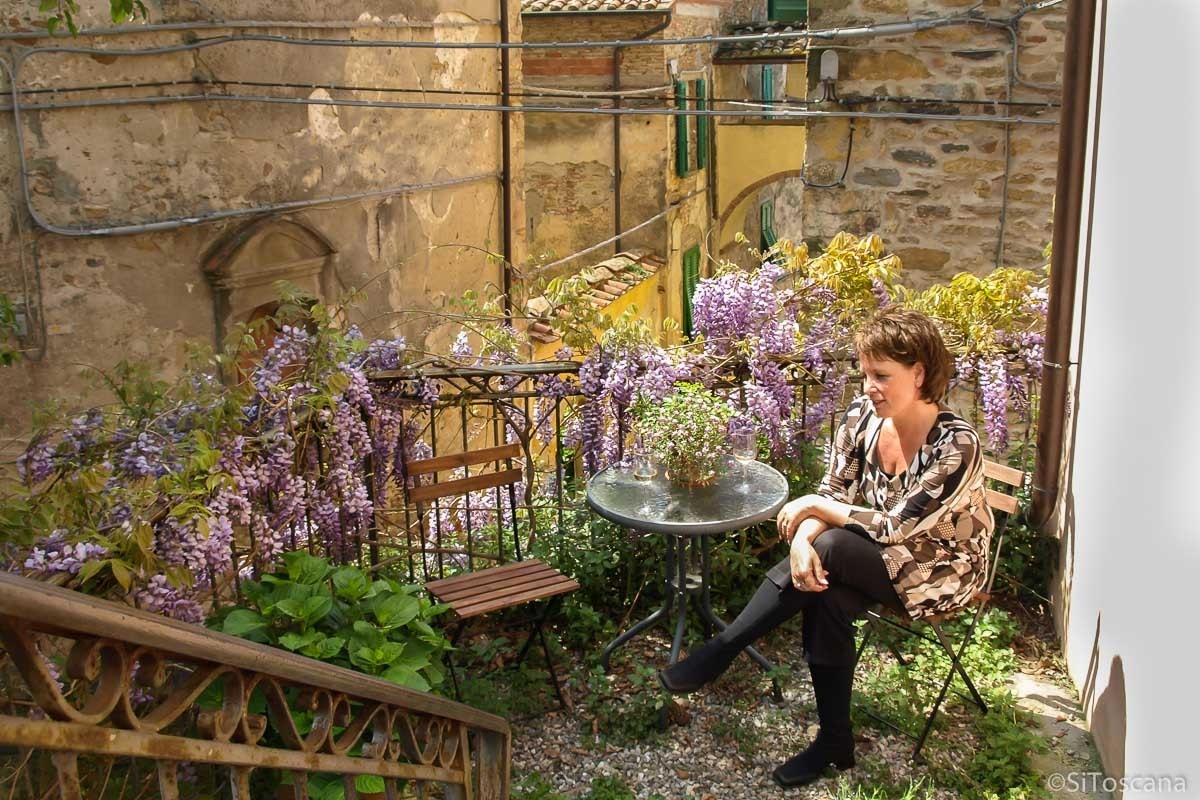 Trappeavsats med utsikt til gaten Galleribilde