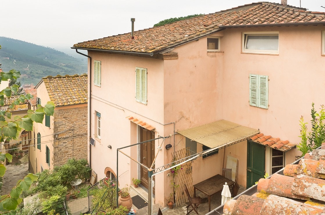 Deler av fasaden. Bildet tatt fra nabohus. Galleribilde