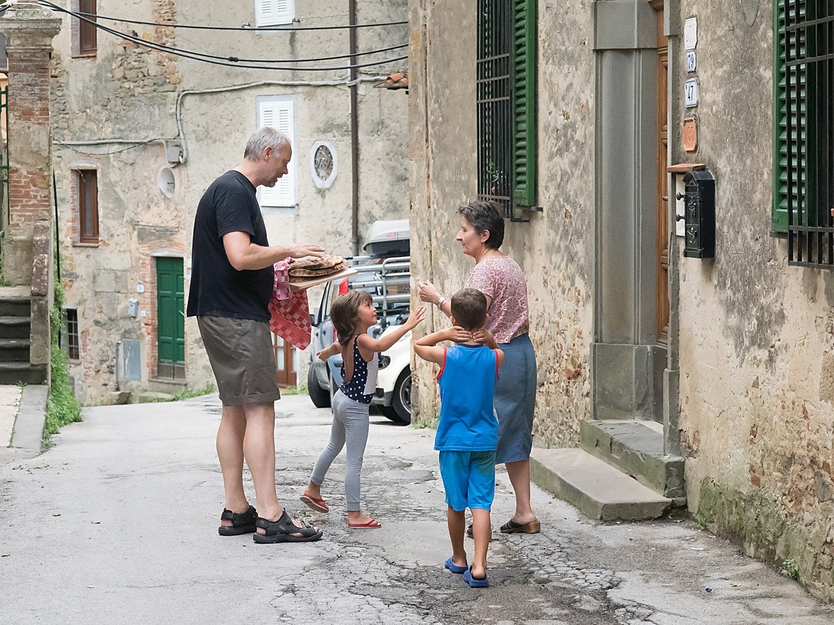 Vi deler ut nystekt brød til naboene Galleribilde