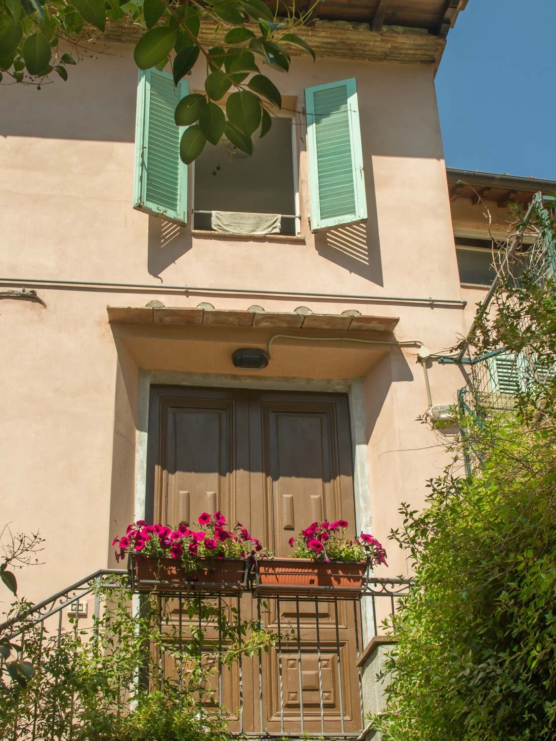 Del av fasaden med hovedinngang Galleribilde