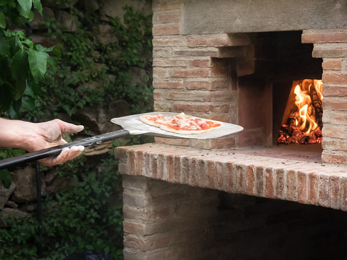 Pizzasteking på terrassen Galleribilde