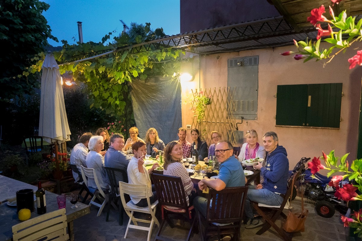 Familieselskap på terrassen Galleribilde