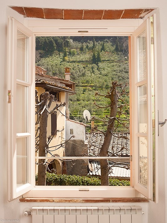 Utsikt til olivenlund fra soverom i andre etasje Galleribilde