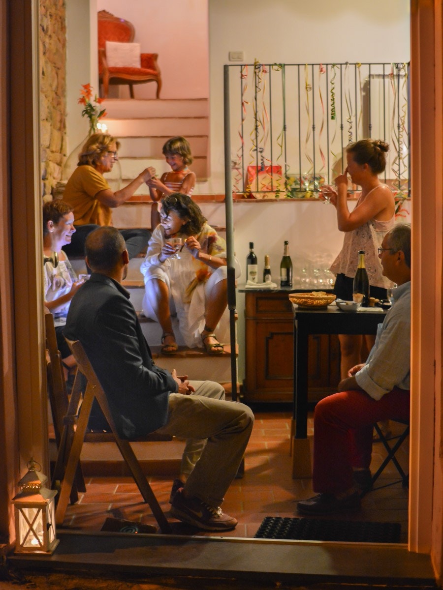 Dører mot gaten er åpne, og naboene samles Galleribilde