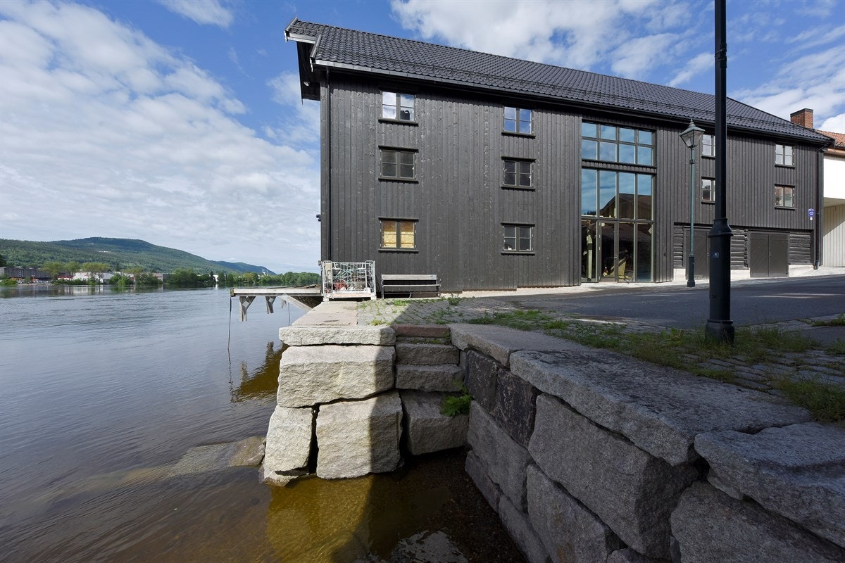 Oppover langs elven vil du finne et spennende miljø med gammel trehusbebyggelse, brosteinsbelagte gater, butikker og grønne lunger med mulighet for både ballspill og bading. Galleribilde