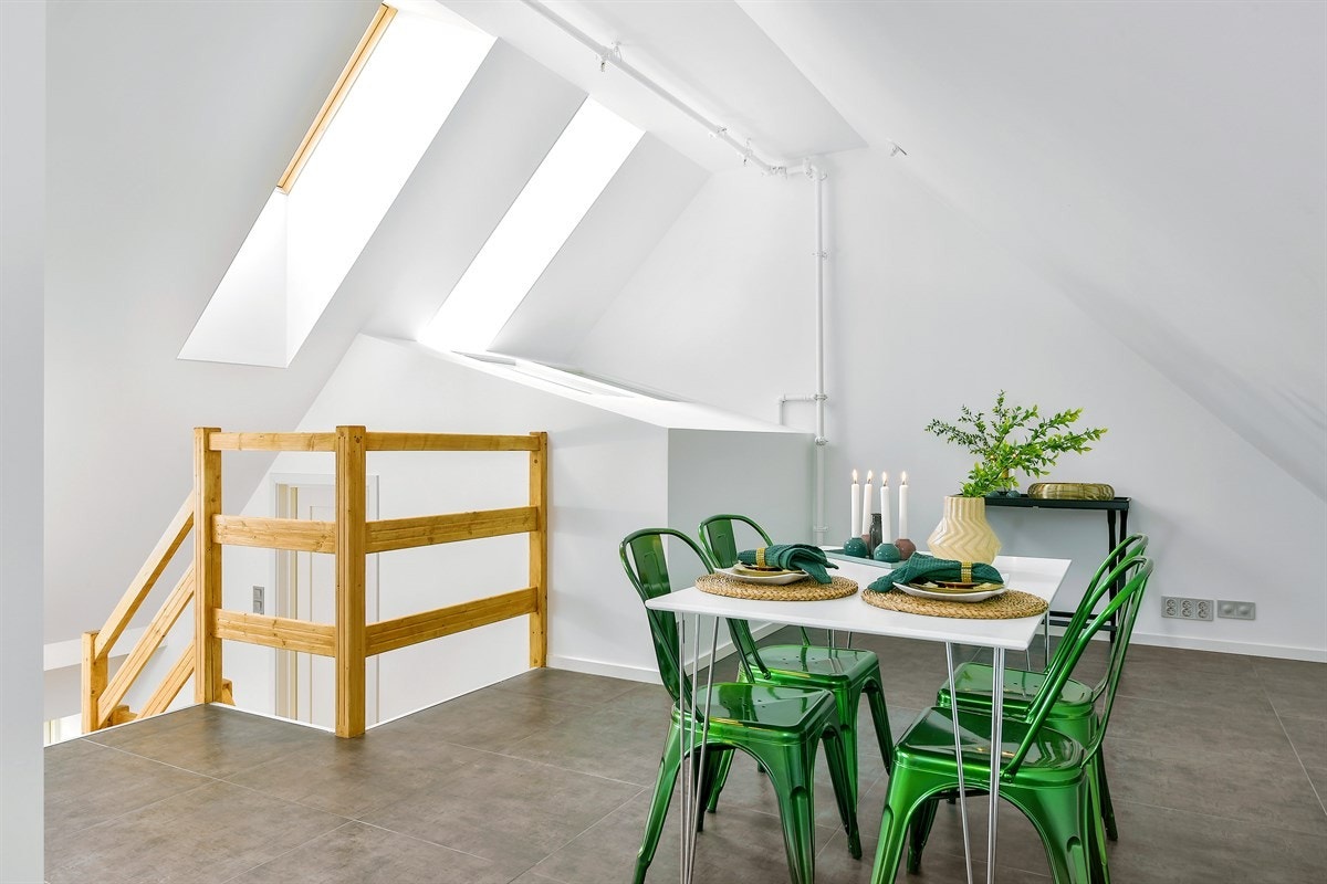 Det er god plass for spisebord og gode muligheter for å nyte måltidene på takterrassen i sommerhalvåret. Galleribilde