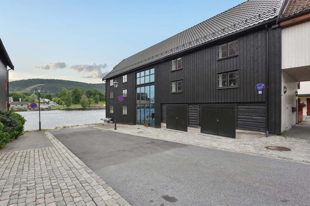Leiligheten byr på integrert garasje, takterrasse med elveutsikt, en kombinasjon av det nostalgiske og moderne luksus og solrik beliggenhet ved elvebredden! Galleribilde