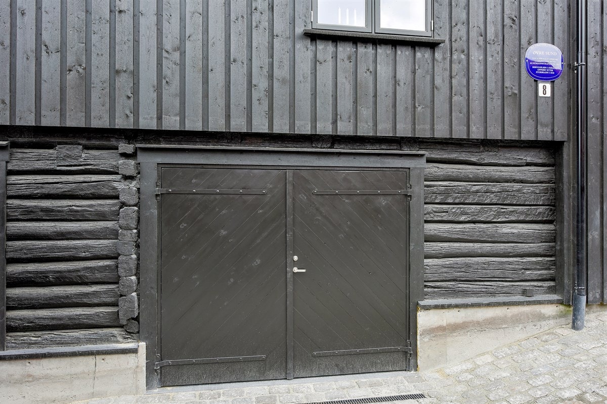 Det er parkering i integrert garasje og på utendørs parkeringsplass rett utenfor garasjen på kommunal grunn. Galleribilde
