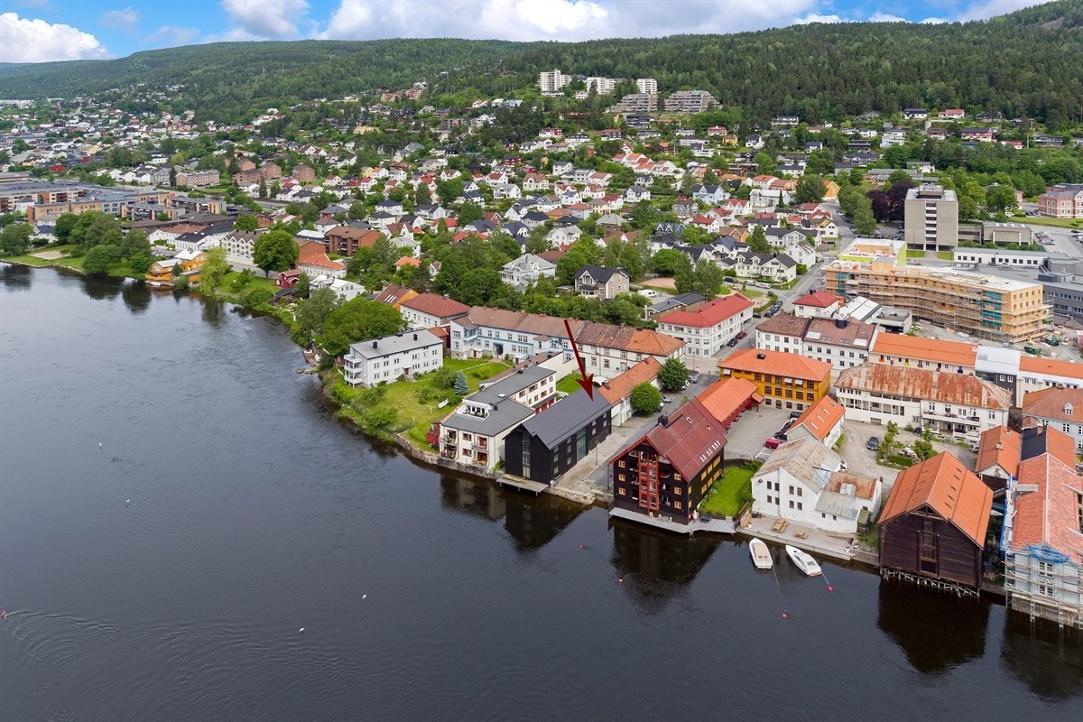 Privatmegleren ved John Granly Steen og Jørgen Braathen Becher har gleden av å presentere denne totalrehabiliterte, eksklusive leiligheten i en an Drammens få bevarte sjøboder beliggende på Bragernes sentral i Drammen kommune. Galleribilde