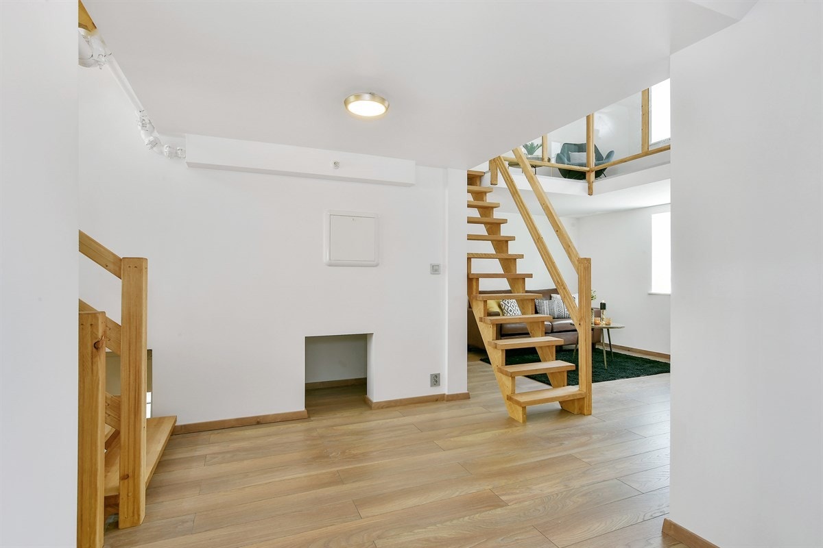 Alle himlinger og vegger er holdt i glatt, hvit utførelse, med unntak av to flotte tømmervegger som tilfører akkurat passe nostalgi og lunhet. Galleribilde