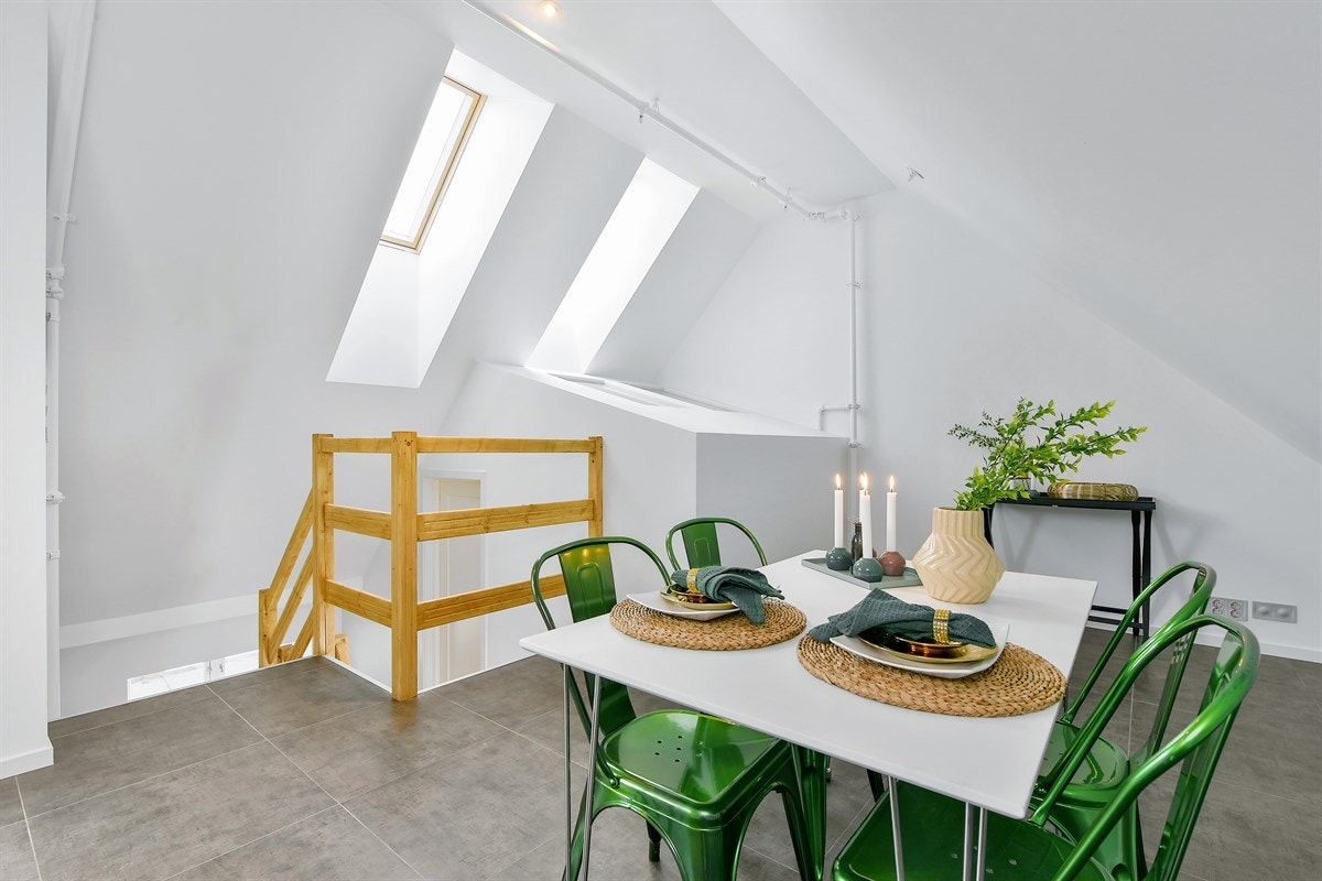 Det er god plass til spisebord på øverste plan. Galleribilde