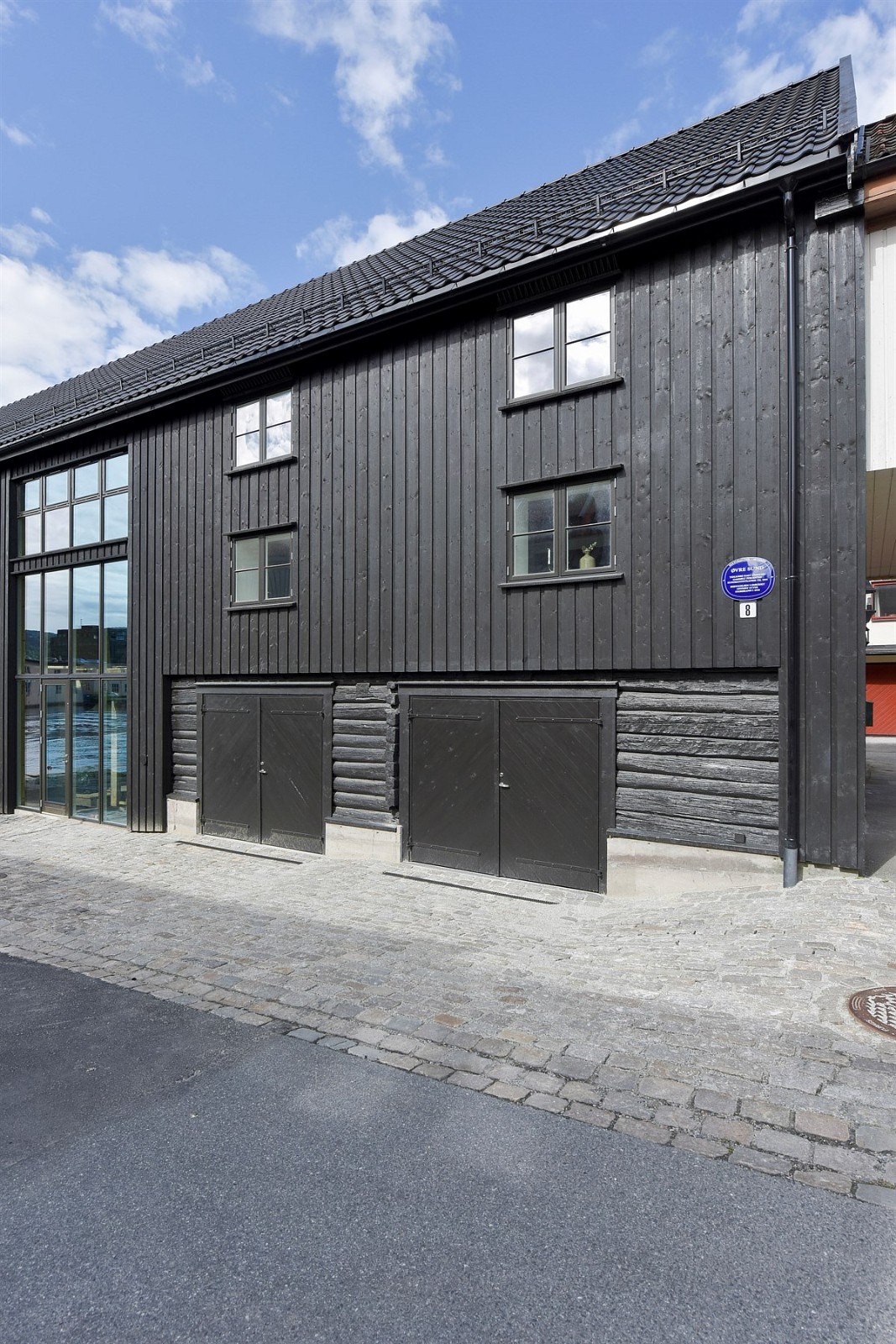 Det er parkering i integrert garasje og på utendørs parkeringsplass rett utenfor garasjen på kommunal grunn. Galleribilde