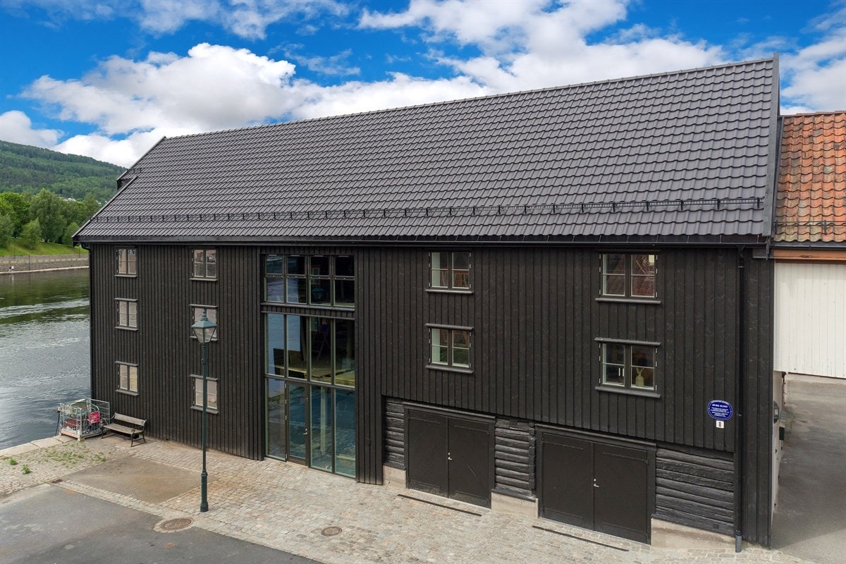 Øvre Sund 8 er en ny og helt enestående 3(4)-roms leilighet beliggende i en ærverdig sjøbod fra tidlig 1800-tallet. Beliggenheten er upåklagelig - ved elvebredden og i umiddelbar nærhet til alt av byens fasiliteter. Galleribilde