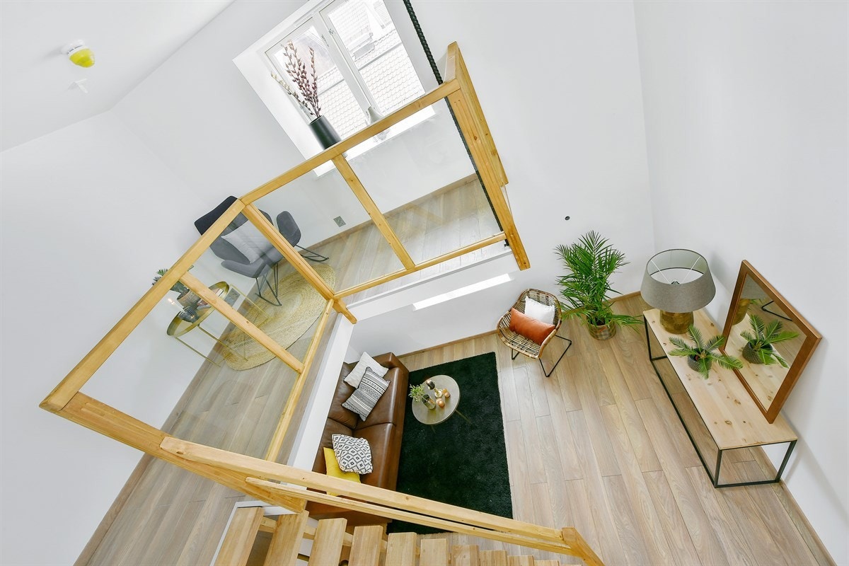 Leiligheten har en spennende planløsning over tre etasjer og flere halvplan. Dette gir boligen en unik dynamikk og ekstra god arealutnyttelse. Galleribilde