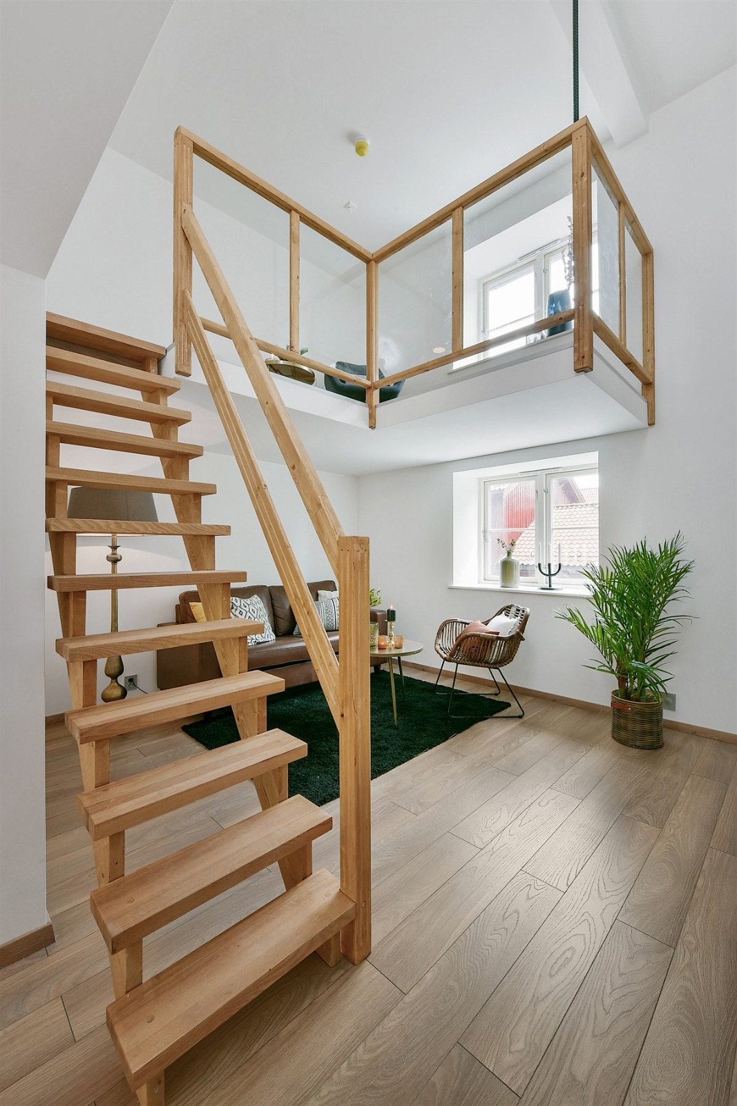 Trappen mellom nivåene er holdt i heltre med glassrekkverk - i et enkelt design som understreker det stilrene uttrykket. Galleribilde