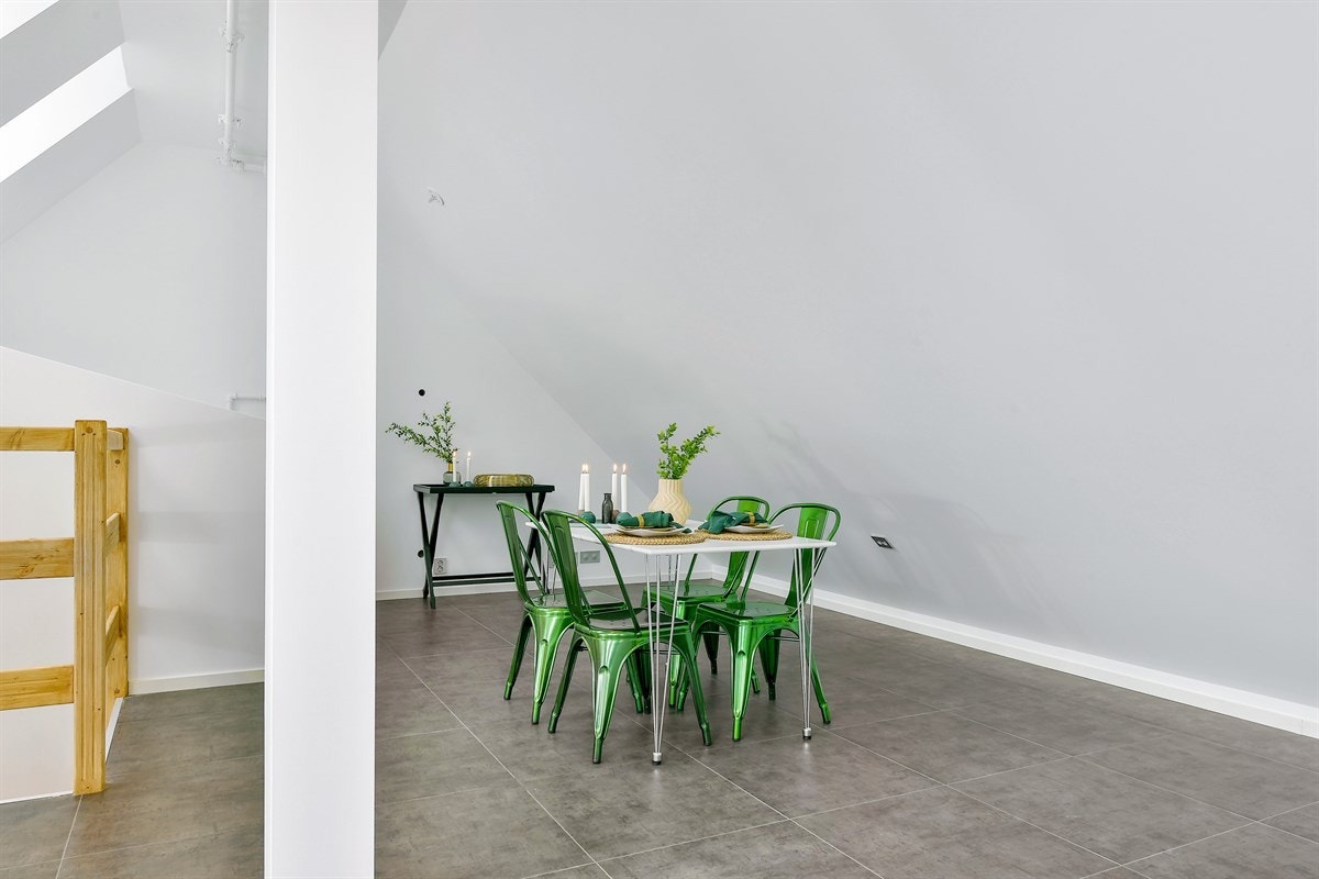 Rommet har skråhimling, overlys fra takvinduer, pene fliser på gulv med gulvvarme og downlights. Galleribilde