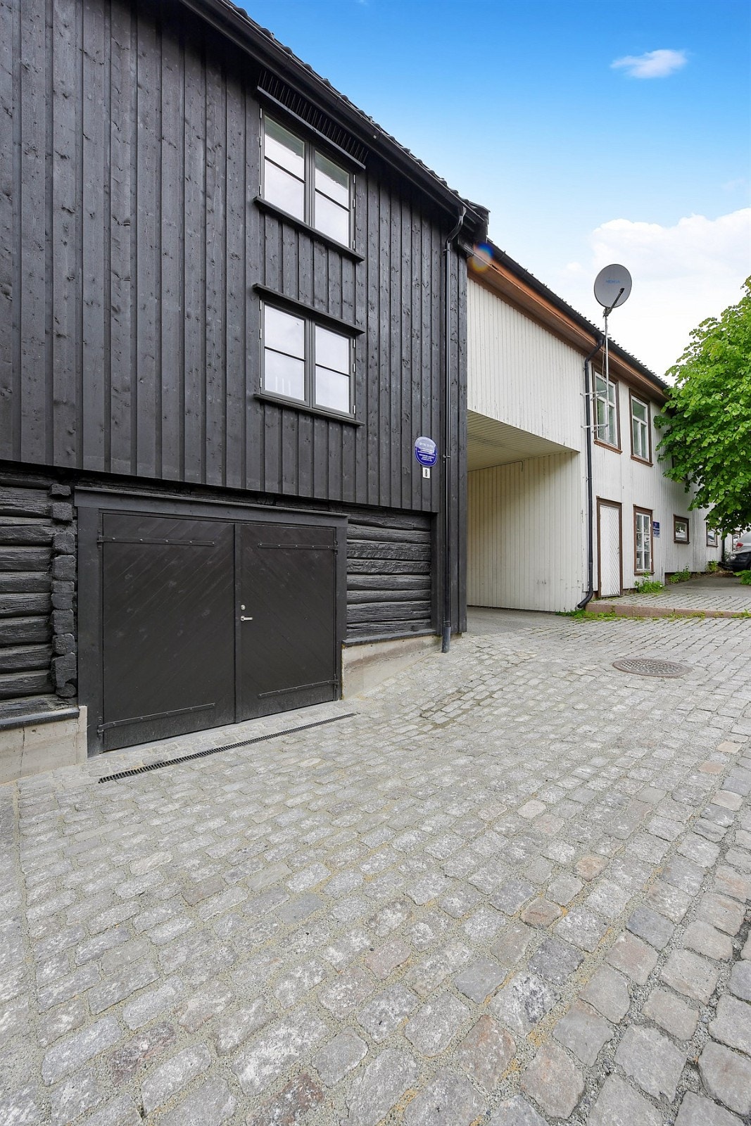 Inngang til garasje. Galleribilde