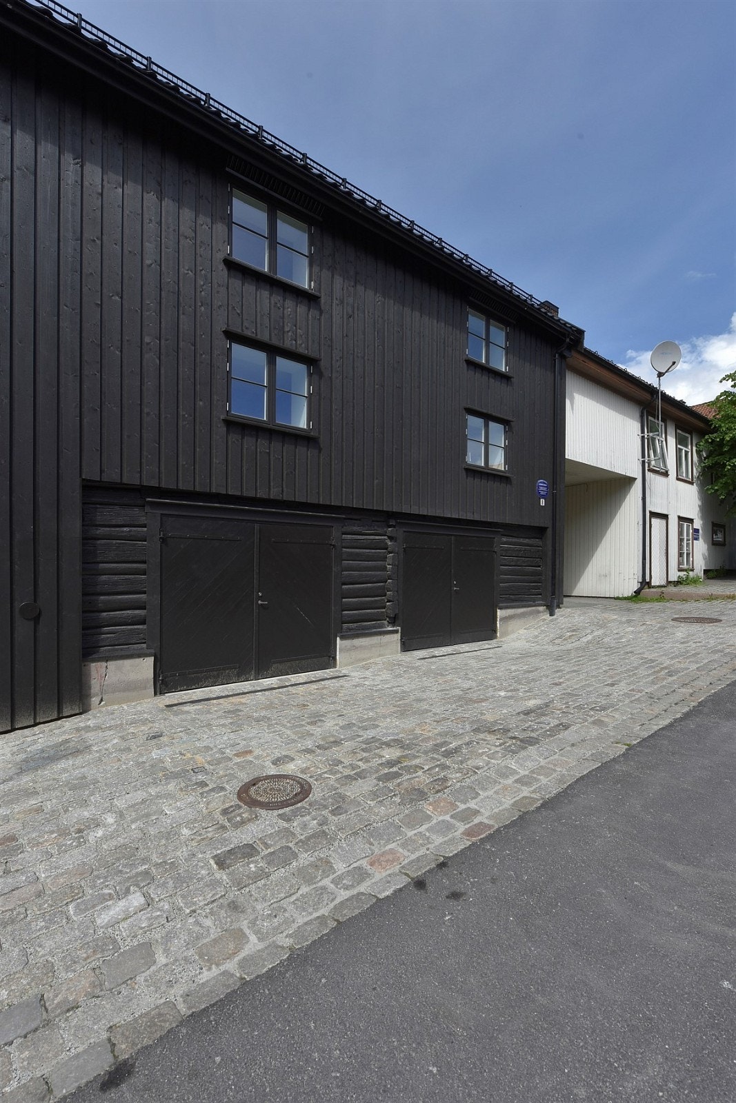 Inngang til garasje. Galleribilde