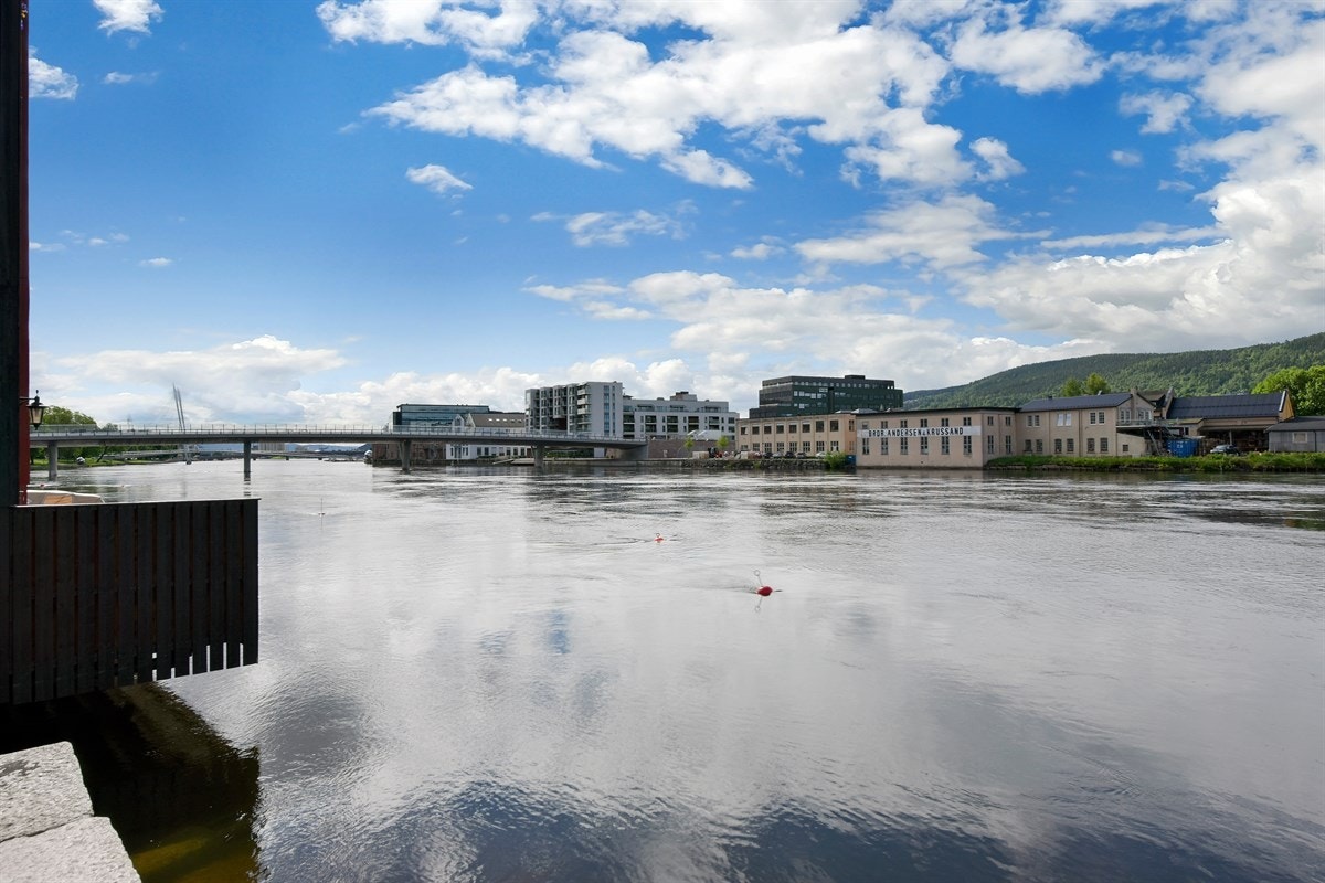 Øvre Sund har en idyllisk og særdeles sentral beliggenhet nær bykjernen i Drammen, like ved Drammenselven og med kort vei til flotte rekreasjonsområder, offentlig kommunikasjon og et variert servicetilbud. Galleribilde